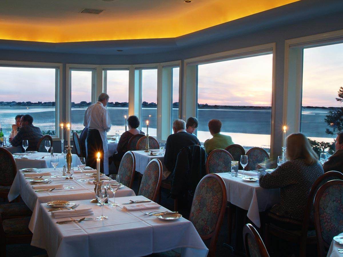 Ocean-view dining in Lincoln City